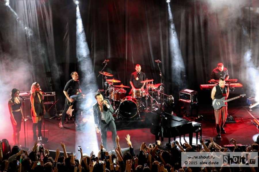 Hurts - автограф-сессия и концерт в торговом центре «Атриум»  (05.11.2015 Москва, Россия)
