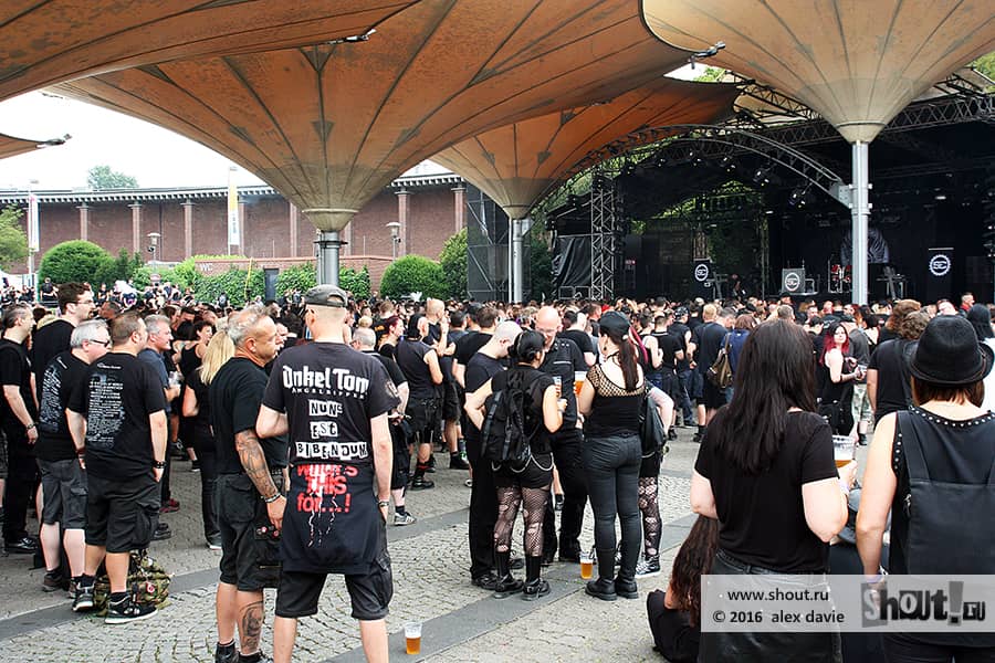 Visitors at XII Amphi Festival 2016 (23.07.2016 - 24.07.2016, Tanzbrunnen Köln, Cologne, Germany)