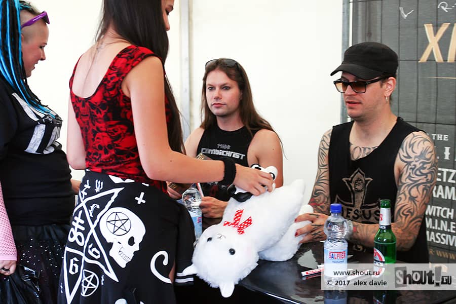 Lord of the Lost - Autograph-session at XIII Amphi Festival 2017 (22.07.2017, Tanzbrunnen Köln, Cologne, Germany)