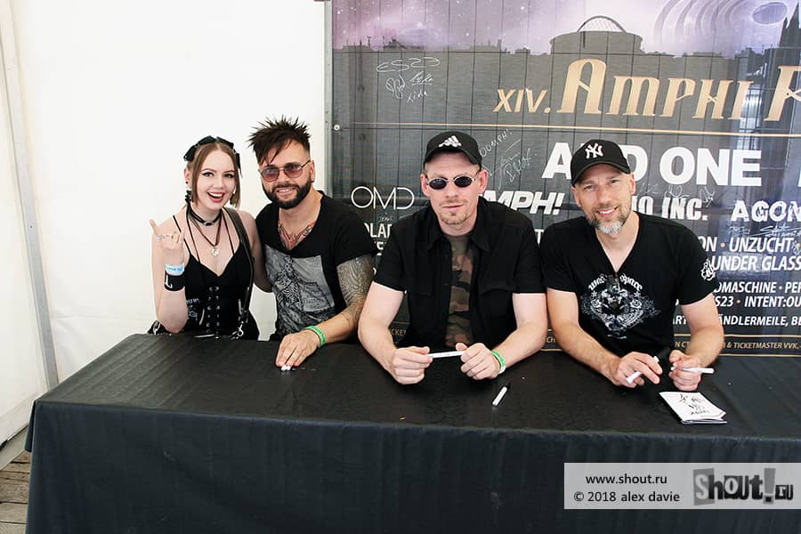 Oomph! - Autograph-session at XIV Amphi Festival 2018 (29.07.2018, Tanzbrunnen Köln, Cologne, Germany)