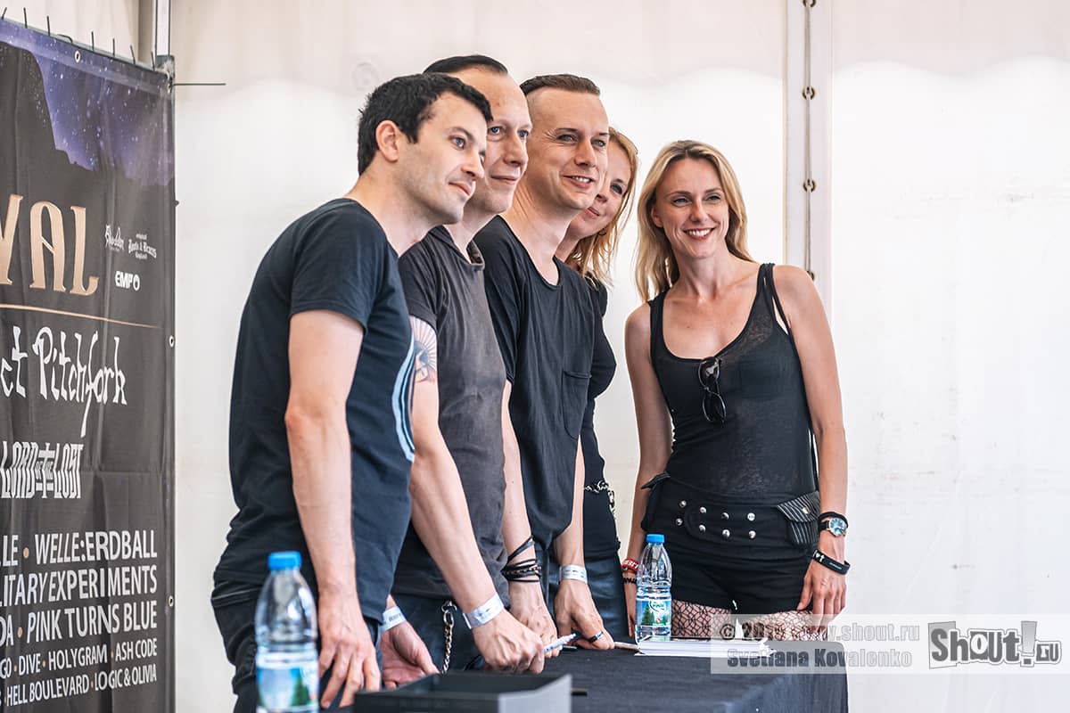 Фоторепортаж: Solar Fake - Автограф-сессия на XV Amphi Festival 2019 (20.07.2019, Tanzbrunnen Köln, Кёльн, Германия)