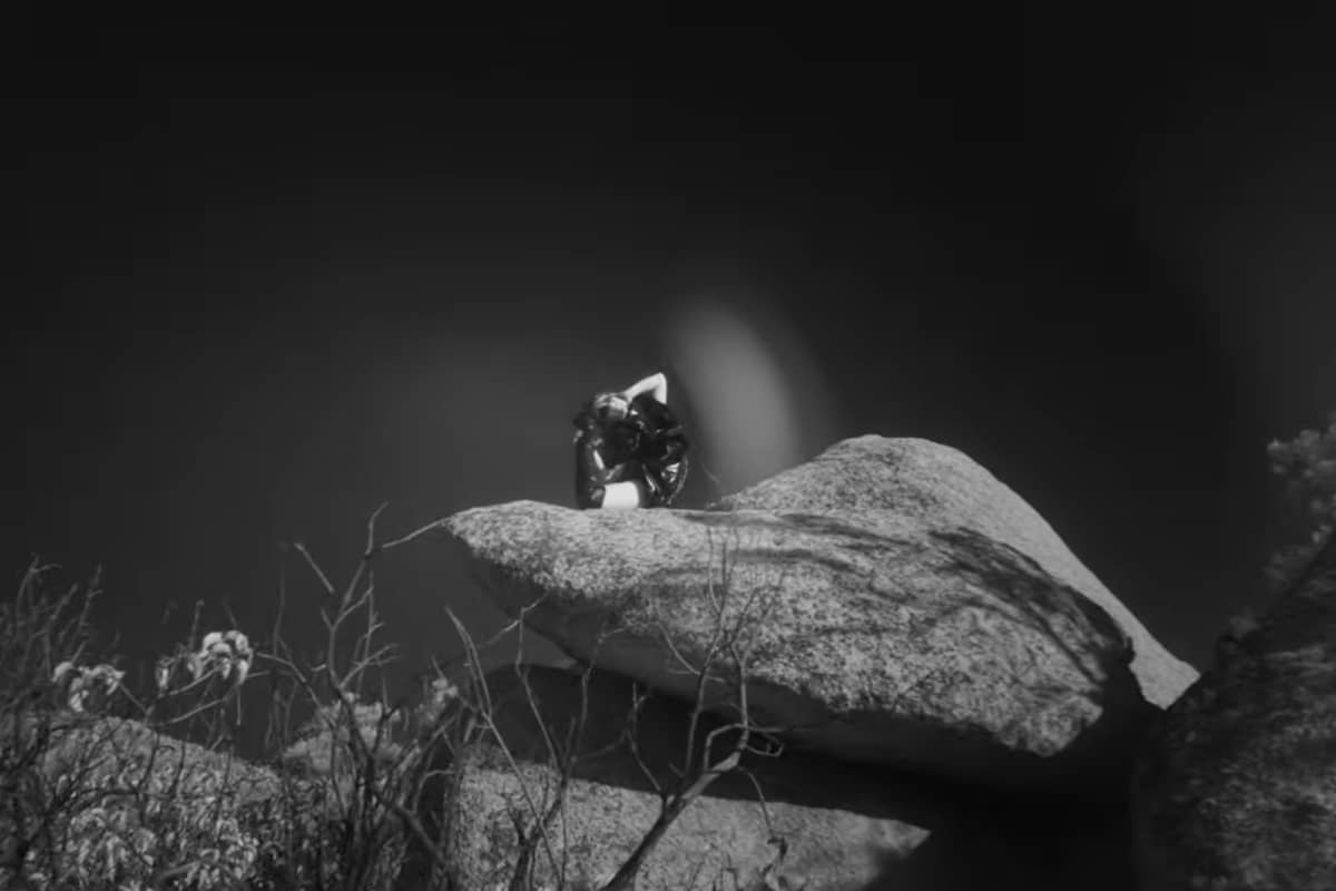 IAMX - «Artificial Innocence» (Официальное Видео)