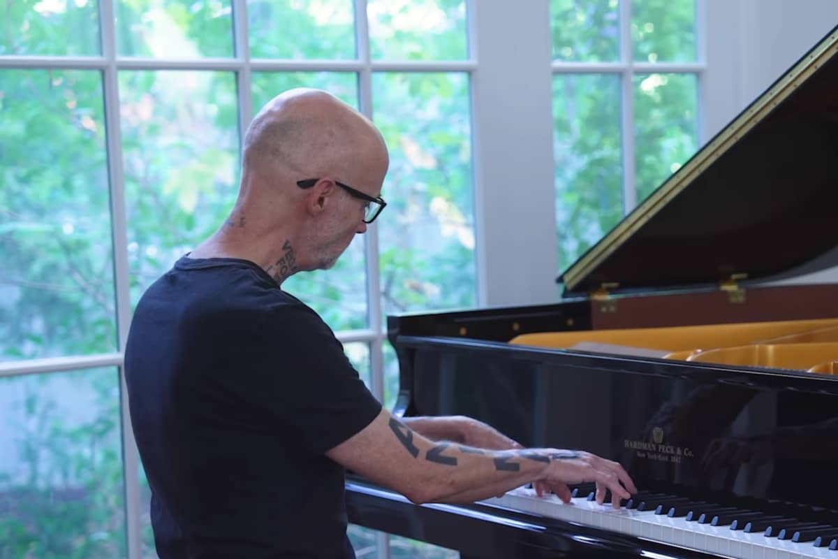 Моби и Джейкоб Ласк - «When It's Cold I'd Like To Die» (Официальное Видео)